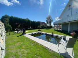 Family house close to the beach, hotel met parkeren in Mosterhamn