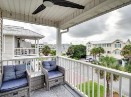 Elegant Tybee Island Townhome, Steps to Beach, orlofshús/-íbúð í Tybee Island