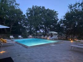 Villa Cresci con piscina, apartament a Sassetta