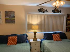 Michaels -Beachside Bungalows, hotel in St. Pete Beach