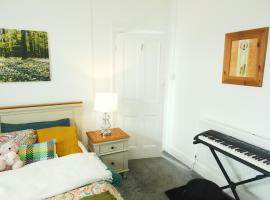 Enjoy Modern Living and Free WiFi in Kingston Newport 2 Bedroom Apartment, viešbutis Niuporte