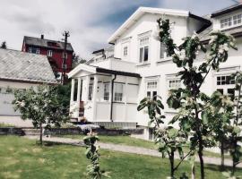 Bo i historisk bygning, kort vei til sentrum, nhà nghỉ dưỡng ở Trondheim
