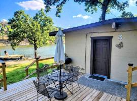 #03 - Fantastic Lakeside Studio Cottage- Pet Friendly, hotel a Hot Springs