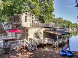 Lovely Lake Lure Retreat with Hot Tub and Boat Dock!, hotel in Lake Lure