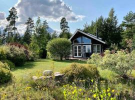 Cozy cabin w/garden, BBQ, canoe, swimming, central, chalet de montaña en Sinnes