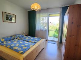 Haus Carinthia Wörthersee Kärnten, pet-friendly hotel in Krumpendorf am Wörthersee