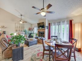 Charming Flagstaff Condo Near Golfing and Hiking!, hotel em Flagstaff