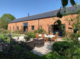 Luxury Barn conversion, 3 bed, 3 bath with hot-tub, hotel in Bedford