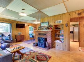 Vintage Cottage by Leaburg Canal with Large Yard!, hotel en Vida