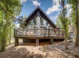 Peaceful Cabin Between Flagstaff and Sedona!, hotel en Munds Park