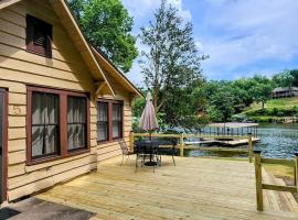#05 - Lakefront Two Bedroom Cottage- Pet Friendly, beach hotel in Hot Springs