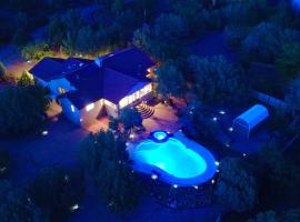 Sedona's Paradise Found, Saltwater Pool and Hot Tub, Private Oasis!, hótel í Sedona