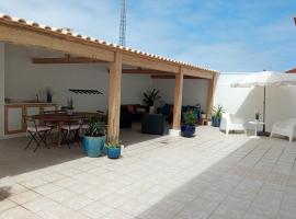 White Guest House, homestay in Peniche
