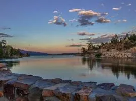 Little Bear Lodge - Moonridge Cabin with a private Hot Tub and Forest Views!