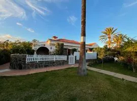 Bungalow con jardín y piscina