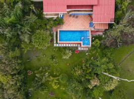 Hummingbird House Panama، بيت عطلات في Los Altos de Cerro Azul