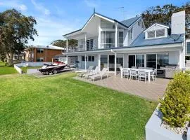 Waterfront Wonderland 41 Foreshore Dr stunning house with a lift linen Wi Fi and ducted air conditioning