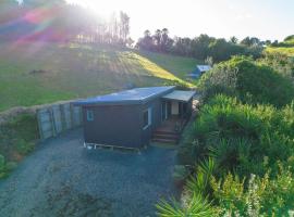 Seascape Cottage - Mahinepua Bay Clifftop Retreat, hotel with parking in Mahinepua