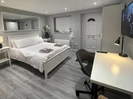 1 Bed Flat - Sleeps 2 - Parking - Wifi