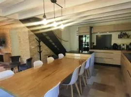 Chalet rénové, 4 chambres, quartier calme, parking - FR-1-234-292