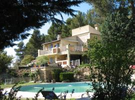 Nanou Maison Avec Piscine, hotel din Peyrolles-en-Provence