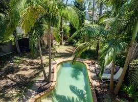 VIVID - Lake Macquarie Cosy House, heated pool, ev station, fireplace 1 hour from Sydney