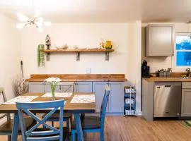 Madrona's Guesthouse- Convenient location, pet friendly