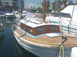 Lovely wooden boat in Port forum, with AC and two bikes., hotel in Barcelona