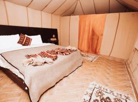 merzouga dunes luxury camp, hotel con estacionamiento en Merzouga