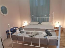 Blue central apt 10 min to the port/ wash machine, cheap hotel in Lavrio