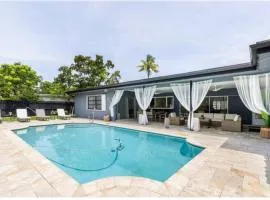 Spacious 4 Bedroom 3 Bathroom House with Heated Pool and Outdoor Shower close to FFL Airport and Cruise Port