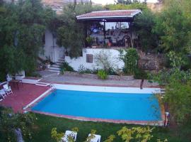 Casa de campo Fuencaliente, entorno natural, chimenea, piscina: Cañete la Real'da bir tatil evi