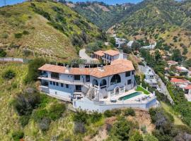 Hollywood Hills Luxury Spanish Estate with Pool & Views, rumah desa di Los Angeles