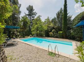 Serene Holiday Home in Les Salelles with Swimming Pool, hotell i Chambonas