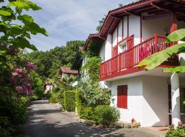 Colorful apartment in Basque style in a green environment, hotel sa Labastide-Clairence