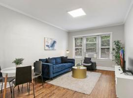 Chic & Fully Furnished 2BR Apartment - Roscoe 1, Hotel in Chicago