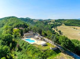 Majestic villa in Fermignano with private pool, hotel in Fermignano
