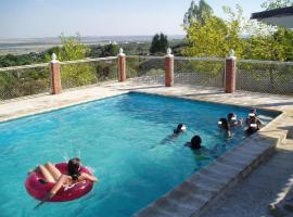 Casa piscina vista impresionante, hotel ieftin din Almodóvar del Río
