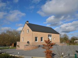 Modern Holiday Home in Somme Leuze with Garden，Moressée的度假住所