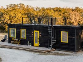 New The Yellow Beacon-Luxury Shipping Container, alquiler vacacional en Fredericksburg