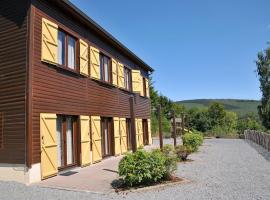 Holiday home with a panoramic view of the Ourthe on a quietly located property, chalet de montaña en La-Roche-en-Ardenne