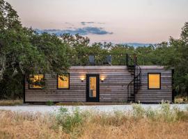New! The Texas Longhorn-Luxury Container Home, hotel in Fredericksburg