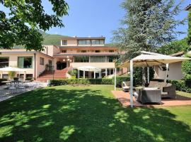 Elegant apartment in resort with swimming pool featuring nature and tranquillity, hotel v destinaci Foligno