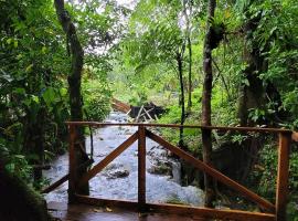 Mineral River Eco Village, nakvynės su pusryčiais namai mieste Upala