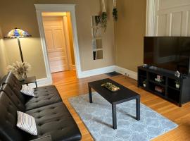 Flat at Forest Park - Walk or Bike to Zoo!, hotel in Benton