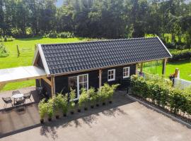 Luxurious nature stay in Friesland with jacuzzi, alojamento para férias em Veenklooster