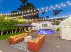 Studio City Contemporary Villa with Pool Sleeps 10, bed and breakfast en Los Ángeles