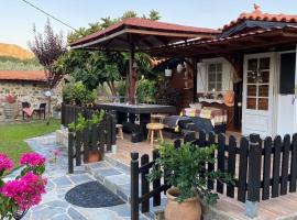 A wooden house in Kardamyla, casa de campo em Kardh&aacute;mila