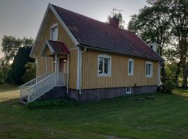Stålemara Gård Lilla gula huset på landet, prázdninový dům v destinaci Fågelmara