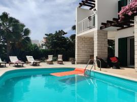 Superb large private villa with pool, casa de campo em Prainha